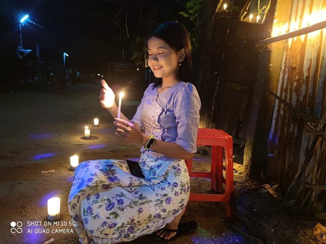 အဝတ်စားမချွတ်ဘဲ ရှယ်ဆွဲတဲ့ အတွဲ